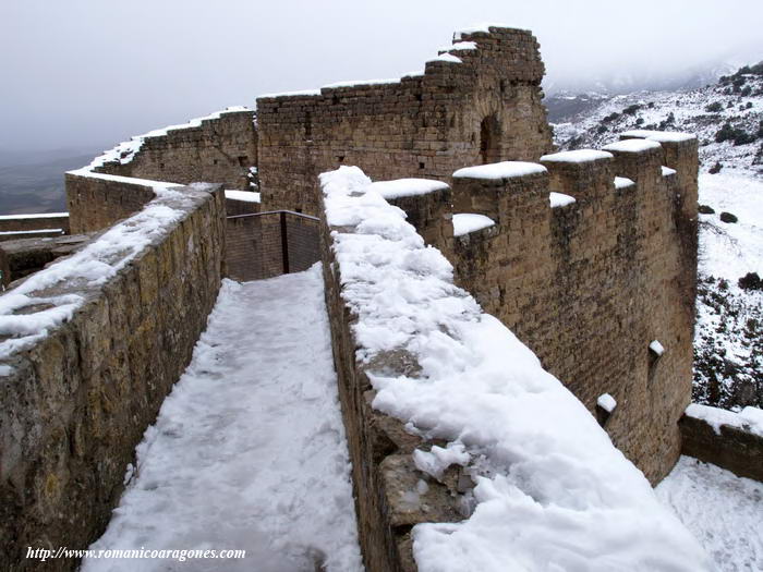 MURO PRIMITIVO CON SUS ALMENAS, DESDE LA TORRE EXENTA